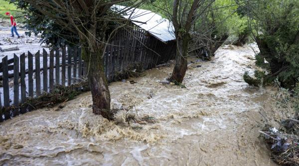 cod portocaliu de inundatii pe rauri din doua judete