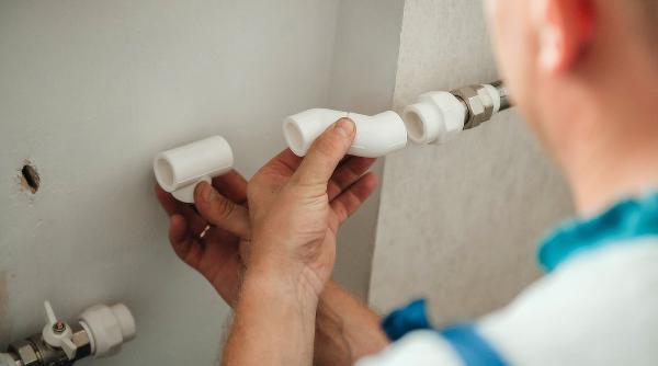 zeci de apartamente din brasov primesc apa pe teava de gaze dupa ce un barbat a incercat sa si monteze singur o centrala