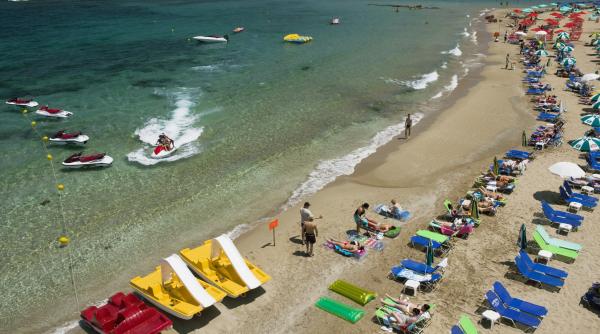 in grecia este mare scandal din cauza grupurilor de bulgari care platesc vacante ieftine si ocupa plajele din nordul tarii