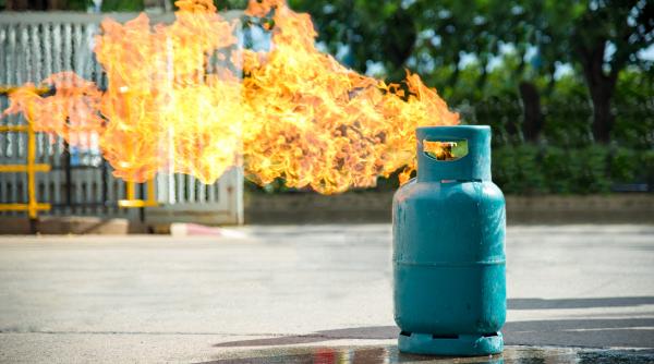 explozie in letea veche dupa ce mai multe persoane ar fi dat foc unei butelii in curte trei barbati si o fata au arsuri grave