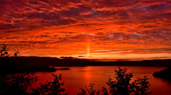 in 1883 ceva a facut cerul rosu luna albastruie si apusurile verzi saptamani intregi oamenii se opreau uluiti pe strazi