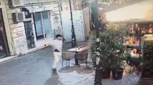 momentul in care autorul atacului din centrul vechi al bucurestiului deschide focul clientii s au speriat si s au pus la pamant