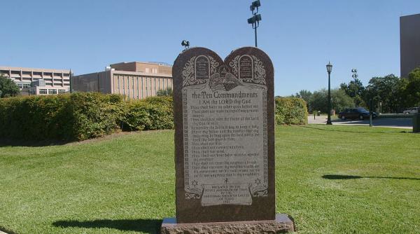 un judecator federal a blocat o lege din texas care impunea afisarea celor zece porunci in scoli