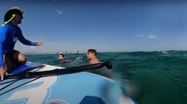 doi copii romani si tatal lor au fost salvati la limita de la inec de un surfer in grecia momentele au fost filmate