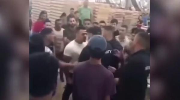 scandal urias intr o fabrica de mobila mai multi angajati nepalezi si romani s au luat la bataie din cauza unei cutii cu aracet