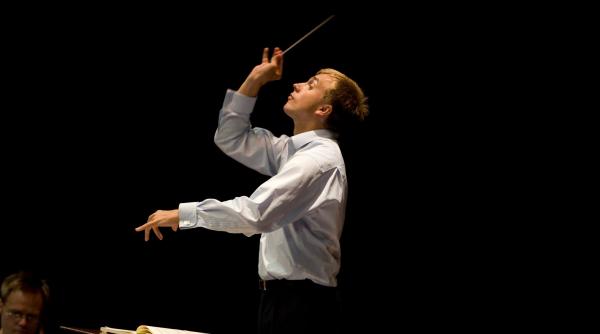 interviu exclusiv cu dirijorul britanic vasily petrenko un dirijor e ca un antrenor de fotbal iar orchestra ca o echipa