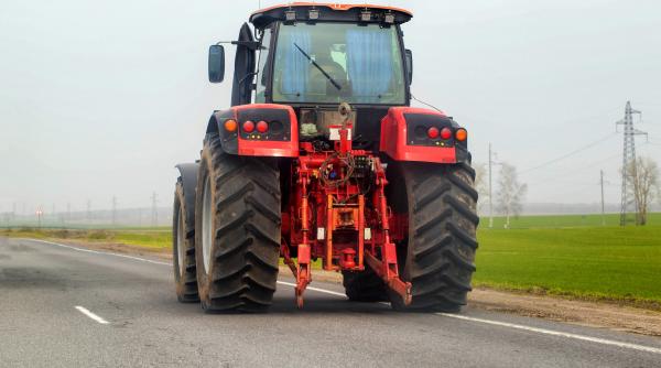 un baiat de 14 ani care conducea un tractor a ucis o femeie si a ranit grav o alta in neamt
