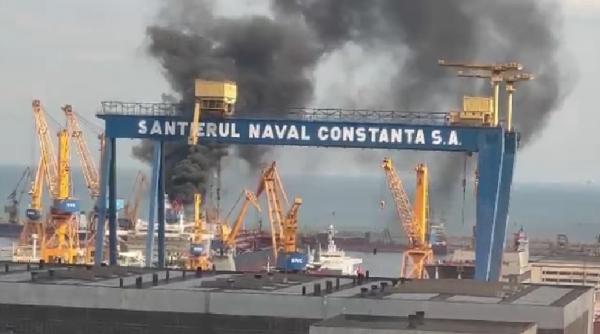 Incendiu pe Şantierul Naval din Constanţa. Puntea superioară a unei nave a luat foc, după o explozie