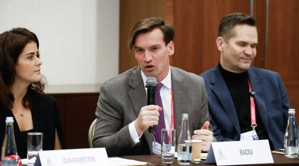 Parlamentele și era digitală, temă deschisă de Andrei Baciu la Warsaw Security Forum