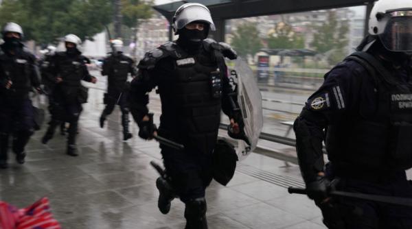 Serbia a arestat 11 persoane pentru că au comis atacuri „la ordinul” unei puteri străine la Paris și Berlin