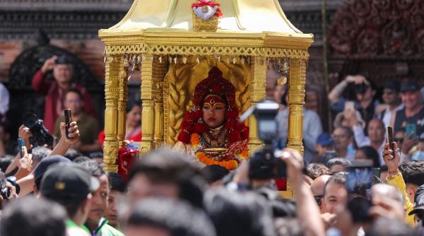 O fetiță de doi ani e noua zeiță Kumari a Nepalului. De acum va locui într-un palat-templu și nu va mai avea voie să meargă pe jos
