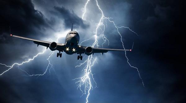 Două curse aeriene au fost redirecționate din cauza furtunii în București. Posibile întârzieri la Aeroportul Henri Coandă