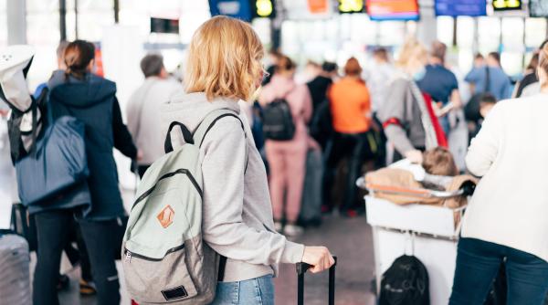 Româncă din Italia prinsă în aroport cu 1,4 kg de doguri în stomac. Cum a ajuns să fie descoperită