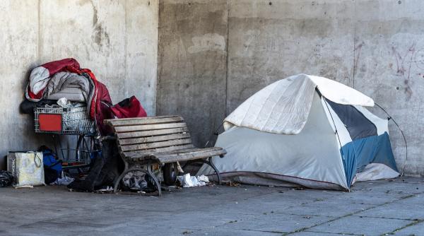 de la viata de lux la traiul pe strazi un tanar cu diplome in finante traieste cu 14 dolari pe zi