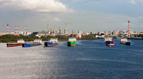 Flota-fantomă a Rusiei varsă petrol în apele Europei. "Cresc șansele să se producă o catastrofă"
