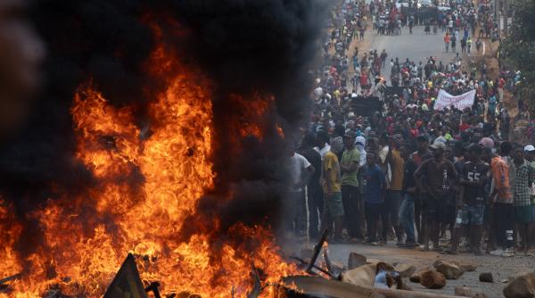 furia generatiei z din nepal pana in peru tinerii se mobilizeaza online si ies in strada pentru a darama guvernele