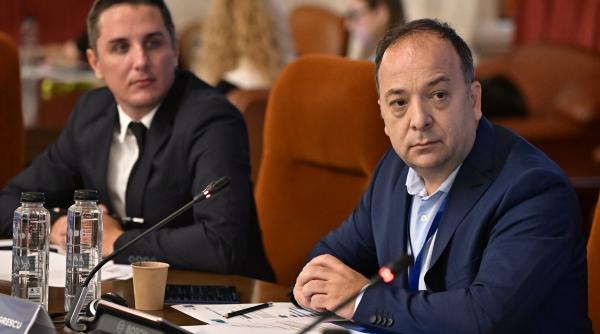 Un economist explică cum ar putea trece interzicerea cumulului pensie-salariu de CCR: „Sper ca Guvernul să fie suficient de inteligent”