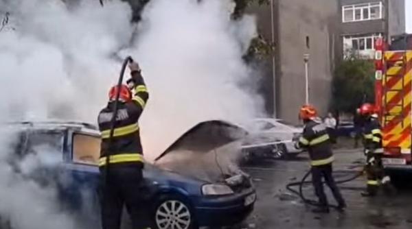 Tragedie evitată în ultima clipă într-o parcare din Slatina, unde patru mașini au luat foc: Șoferul a fugit când a simțit miros de fum