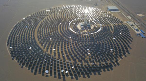 china a montat 27 000 de oglinzi in desert ca sa capteze lumina soarelui si sa aiba energie pentru un an intreg in 500 000 de case