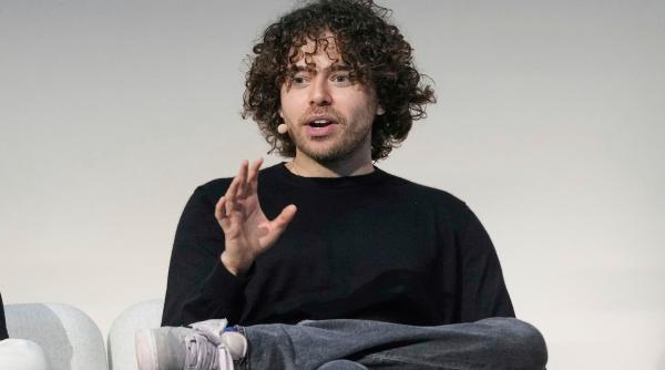 la 27 de ani shayne a devenit cel mai tanar miliardar prin forte proprii din lume acum 5 ani era falit si lucra din baia locuintei