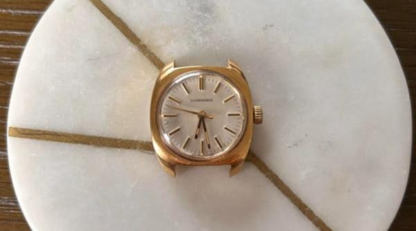 un barbat a cumparat dintr un second hand un ceas cu 3 apoi a pus poza lui online si a aflat adevarata valoare ai dat lovitura