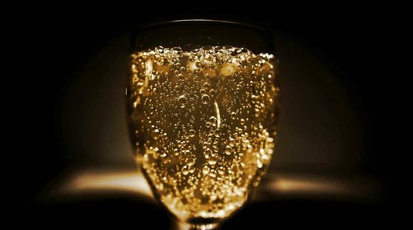 dezechilibru fiscal pe piata alcoolului taxarea spirtoaselor de pana la 64 de ori mai mult decat vinul alimenteaza piata neagra