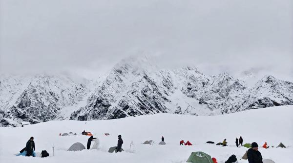 Calm în mijlocul furtunii: povestea ghidului care a salvat zeci de drumeți de pe Everest