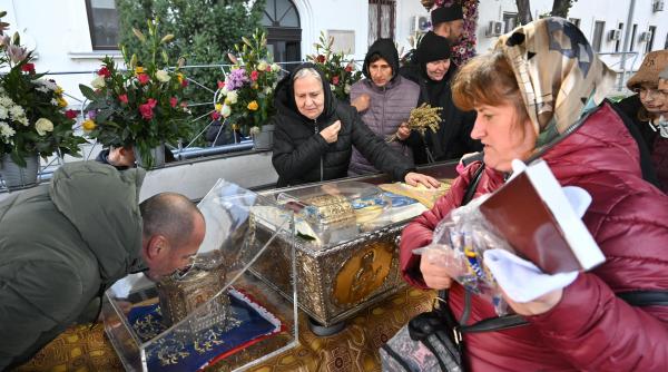 peste 100 000 de credinciosi au trecut pe la racla cu moastele sfintei cuvioase parascheva unii au asteptat peste 12 ore la coada