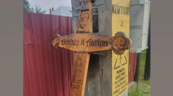 o femeie s a trezit cu crucea unei rude chiar in fata portii cadoul fusese furat din cimitir si livrat de fostul ei sot