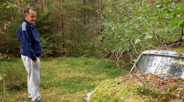 un barbat care si a abandonat masina intr o padure a gasit o dupa 40 de ani in exact acelasi loc ford anglia arata neasteptat de bine