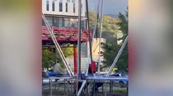 un copil a fost lovit cu o secera de un paznic intr un parc din brasov baiatul operat de urgenta iar paznicul arestat la domiciliu