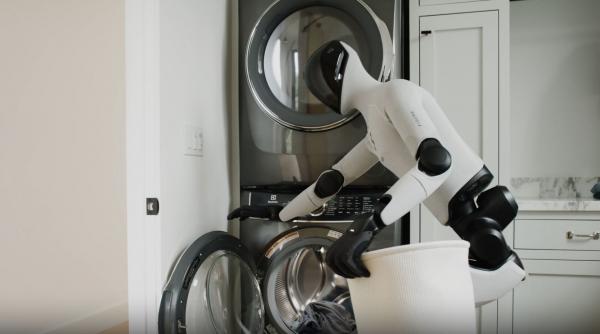 de la fabrica la sufragerie robotii trec la treburi casnice si devin colegi buni de apartament