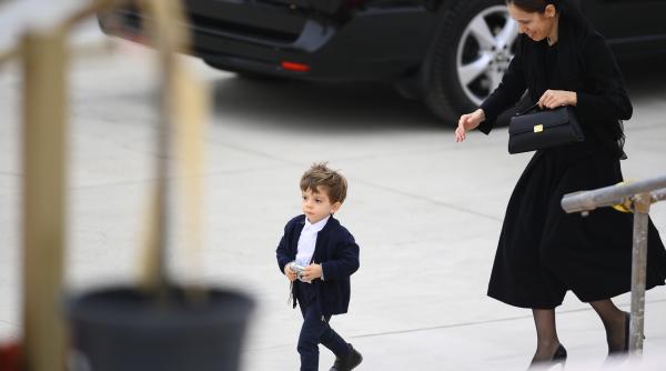momente amuzante cu baiatul cel mic al lui nicusor dan la ceremonia sfintirii catedralei nationale