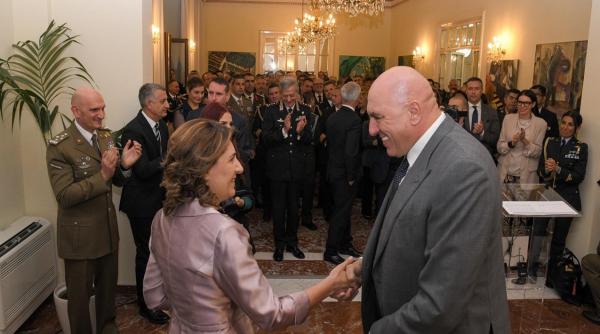 ministrul apararii din italia a fost decorat de ambasadoarea romaniei la roma cu emblema de onoare a armatei romane
