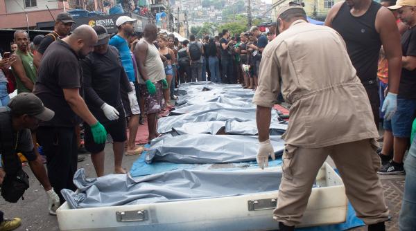 scene de razboi in brazilia intre politisti si traficanti cel putin 132 de morti in urma unui raid in favelele din rio