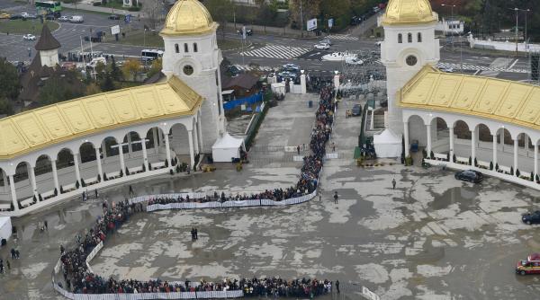 140 000 de oameni au vizitat catedrala nationala timpul de asteptare la coada a scazut la 6 ore