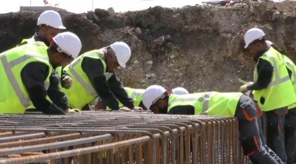 guvernul reduce numarul de muncitori straini pentru a face loc bugetarilor care vor fi dati afara o idee proasta spun specialistii