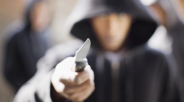 un baiat de 13 ani a injunghiat un barbat din ilfov care l alungase de halloween surse parintii minorului sunt interlopi locali