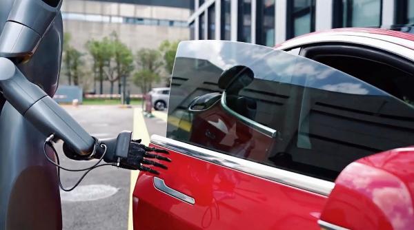 robotii umanoizi inlocuiesc deja oamenii in horeca cum arata angajatii de metal care intampina oaspetii unui hotel nou din shanghai