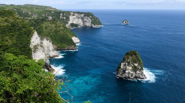 scandal in bali din cauza unui lift de sticla de 182 de metri pe cea mai fotografiata stanca