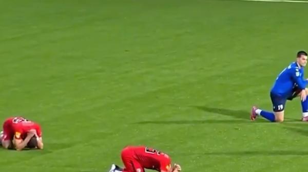 un antrenor de fotbal de 44 de ani a murit in timpul unui meci momentul in care partida este oprita iar jucatorii izbucnesc in lacrimi