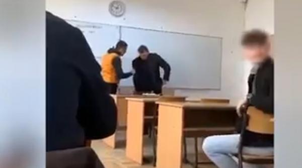 imagini incredibile cu un elev care isi agreseaza profesorul la catedra cazul din caras severin anchetat abia dupa 4 ani