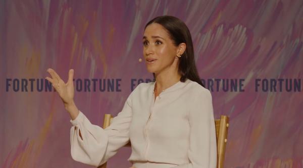 meghan markle revine la cinema a filmat deja cateva scene pentru o pelicula noua in care joaca si lily collins despre ce e comedia