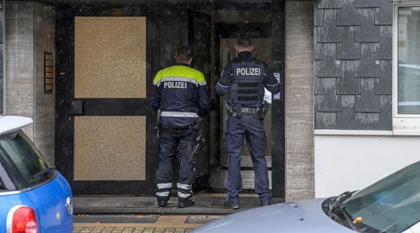 un roman a fost arestat in germania dupa ce ar fi pictat cu propriul sange svastici pe aproape 50 de masini