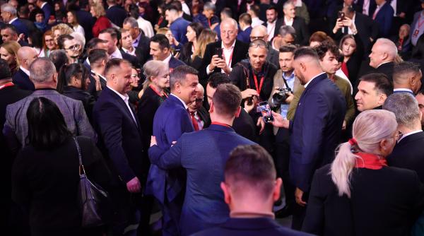 ce nu s a vazut la congresul psd unghii in culoarea partiduluil tinute de gala si mici pe saturate