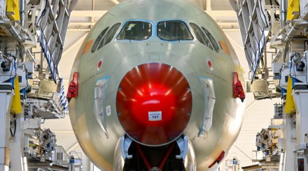 primele imagini cu avionul care va putea zbura pana la 22 de ore fara escala investitorii au fost insa dezamagiti