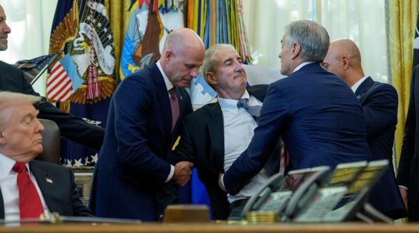 seful unei companii a lesinat in biroul oval in timp ce trump vorbea despre reducerea preturilor la medicamente