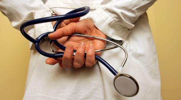 un medic a fost suspendat pentru 12 luni dupa ce a lins berea de pe colega sa