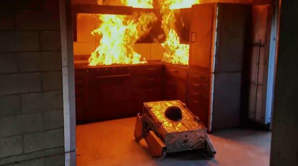 mai multi studenti au creat un robot care rezista la 650 de grade celsius ca sa i ajute pe pompieri ideea le a venit dupa o tragedie