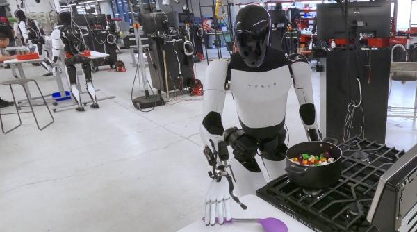 optimus robotul lui musk care te poate urmari peste tot ca sa nu fii infractor deocamdata a impartit bomboane de halloween